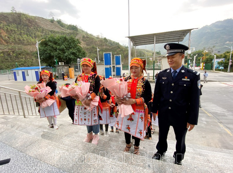 Những công dân đầu tiên của Việt Nam xuất cảnh sang nước bạn qua cặp Cửa khẩu Ma Lù Thàng (Việt Nam) - Kim Thuỷ Hà (Trung Quốc) trong ngày đầu khôi phục hoạt động xuất nhập cảnh.